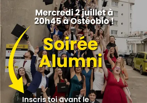 Photo où les étudiants en fond contents d'avoir réussi leur diplôme.