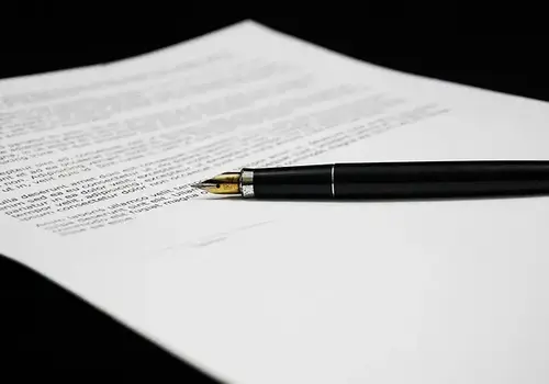Style posé sur des papiers administratifs 