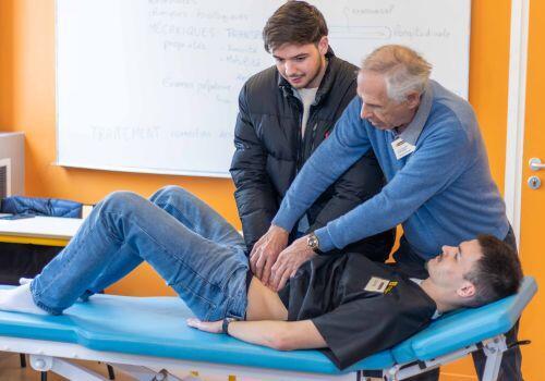 manipulation-patient-ecole-osteopathie-osteobio