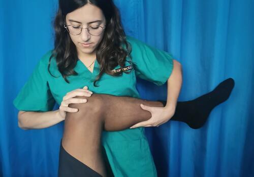 une ostéopathe faisant une manipulation à la jambe d'un patient
