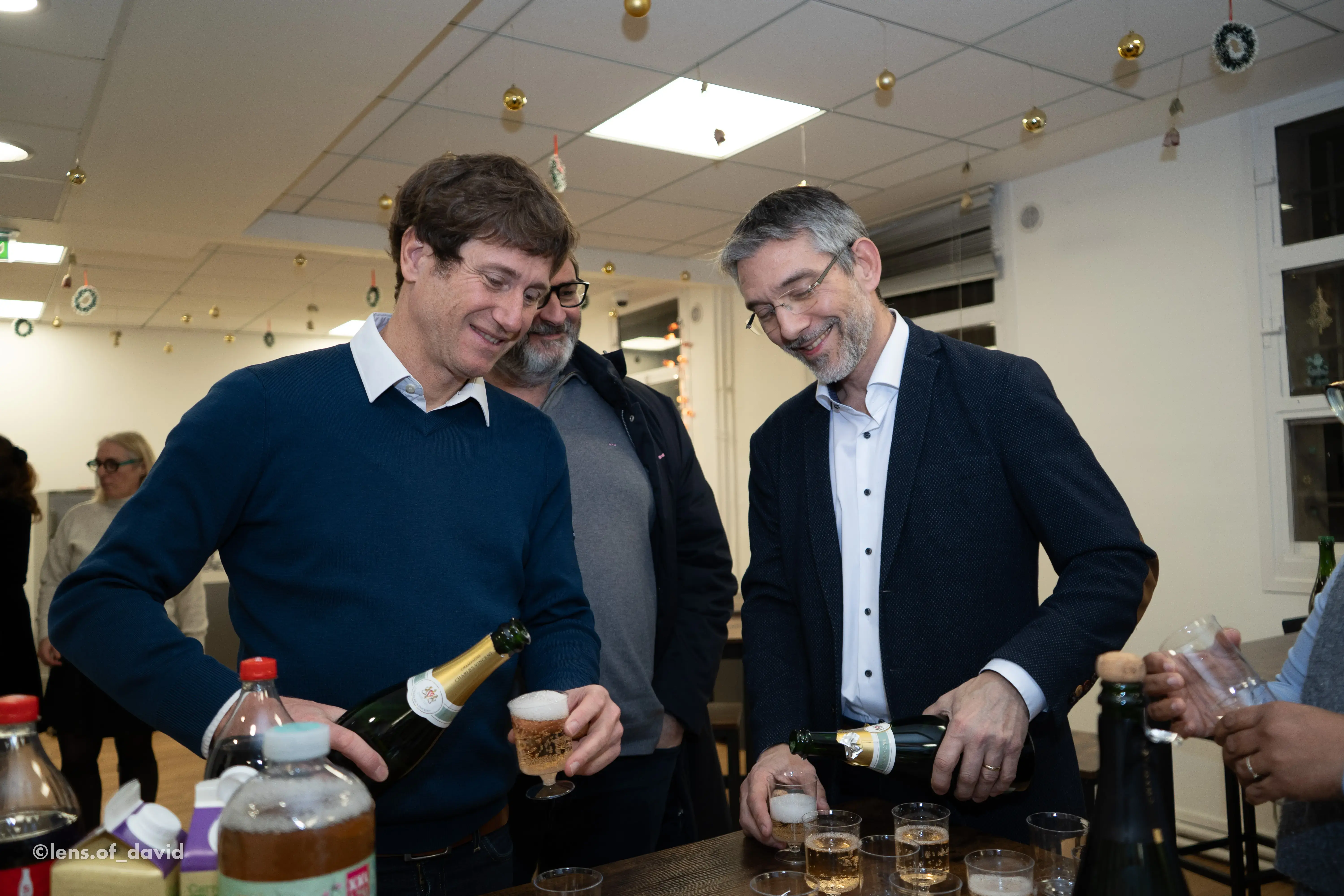 Le directeur David Dessauge et ses partenaires en train de fêter l'inauguration du nouveau campus avec une coupe de champagne