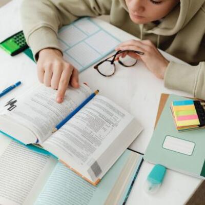 Comment devenir ostéopathe après le bac ? Formation, parcours et conditions d’admission