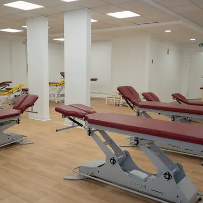 Le métier d’ostéopathe : définition, cadre légal et pratique clinique