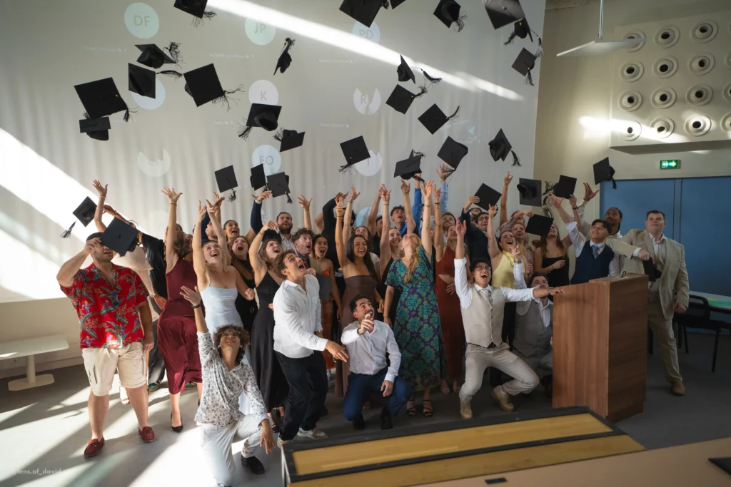 Lancer de chapeaux des étudiant.e.s diplômé.e.s pour fêter leurs diplômes