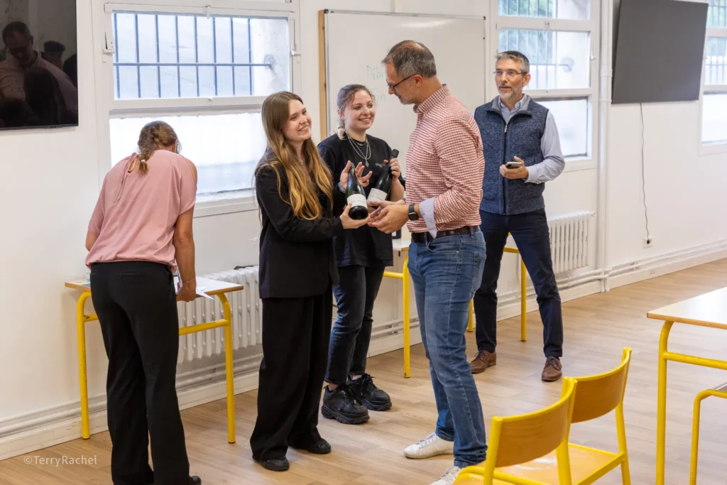étudiante Ostéobio recevant une bouteille de champagne à la remise des prix