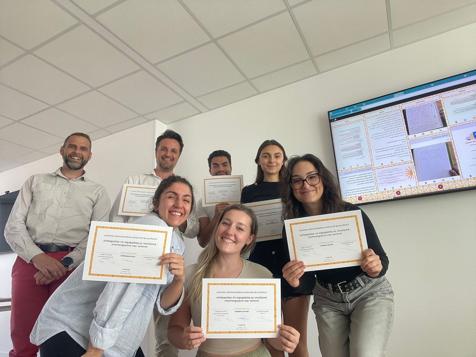 Les participants de la formation Animer son enseignement avec leur certificat de formation professionnelle continue