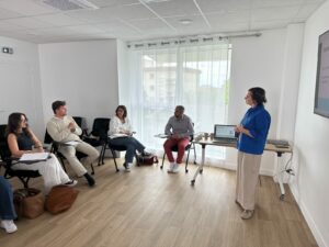 Gracieuse Germain anime la séquence sur les neurosciences cognitives devant le groupe d'enseignants en formation