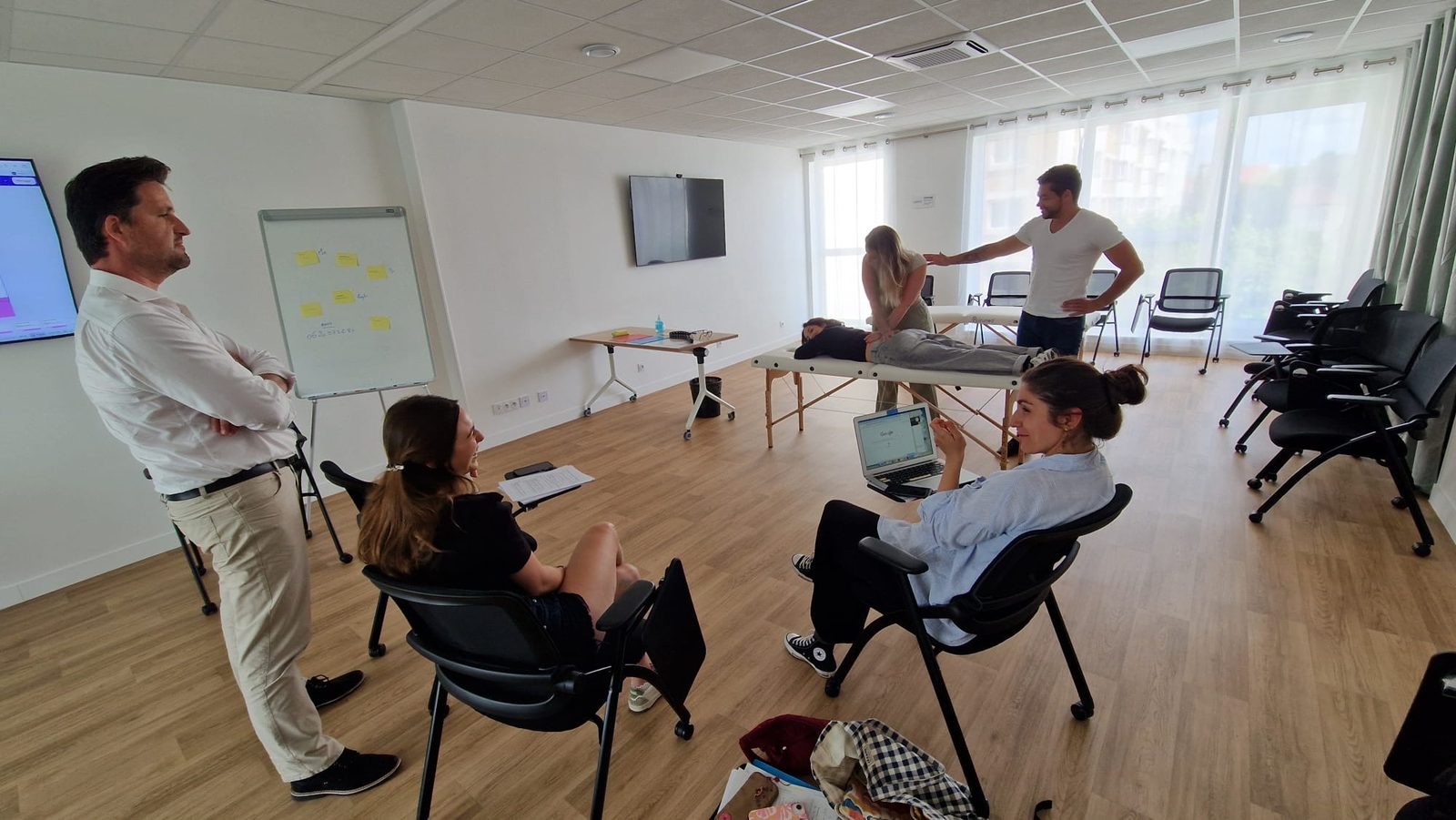 Échanges pendant la mise en situation en travail pratique sur table d'ostéopathie